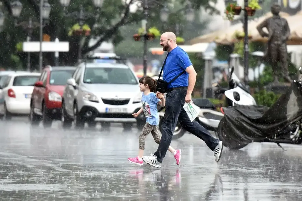 Sutra promenljivo oblačno sa pljuskovima, temperatura do 33 stepena