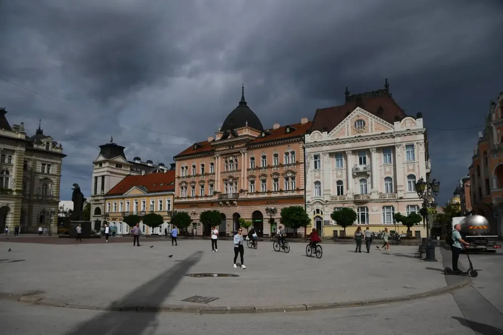 Sutra promenljivo oblačno sa sunčanim intervalima, temperatura do 33 stepena