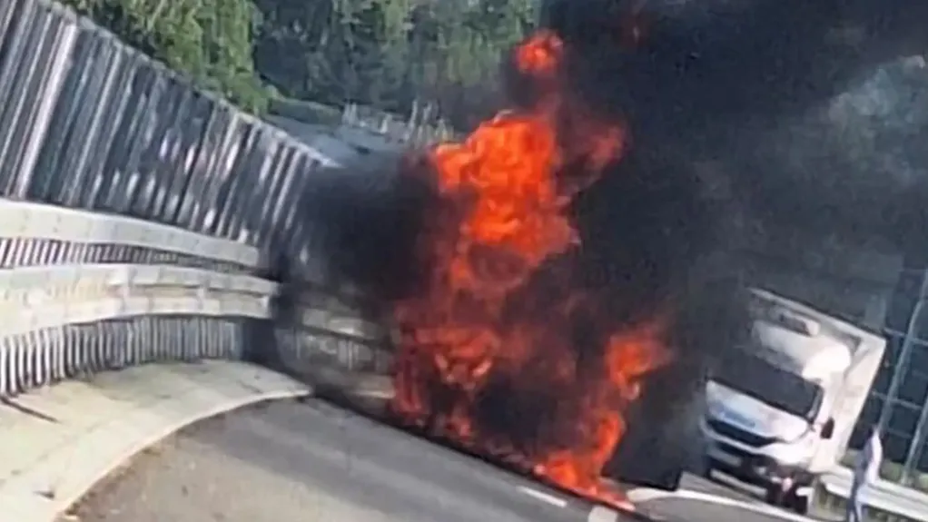 Sudar dva automobila na auto-putu Miloš Veliki, jedan se zapalio