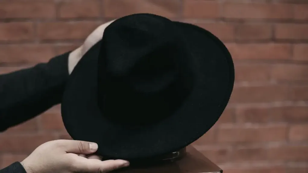 Čuveni šešir Majkla Džeksona prodat na aukciji za 77.640 evra