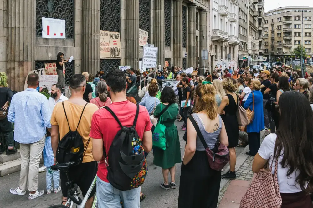 Protest umetnika ispred Ministarstva: Pare na konkursima daju se fantomskim organizacijama