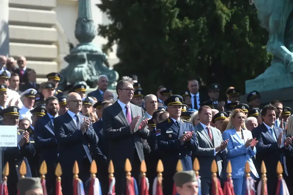 Vučić na promociji najmlađih oficira Vojske Srbije: Nije nam lako da vas naoružamo, jer nam ne daju ni istok ni zapad