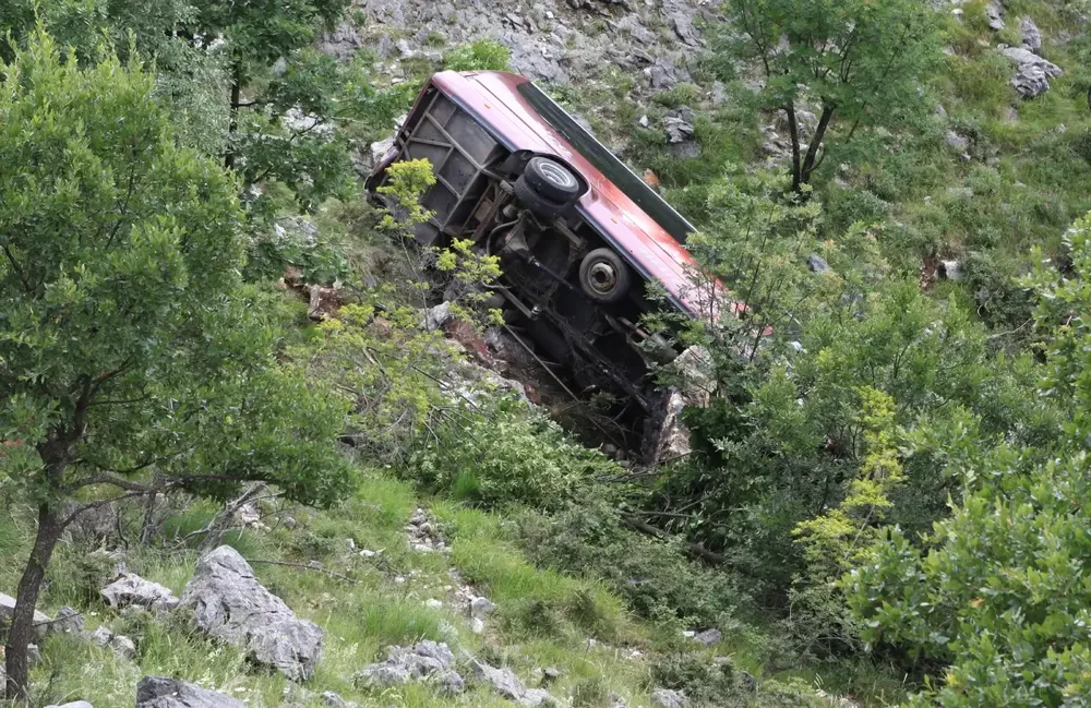 Teška saobraćajna nesreća u Crnoj Gori: Autobus sleteo s puta, ima poginulih