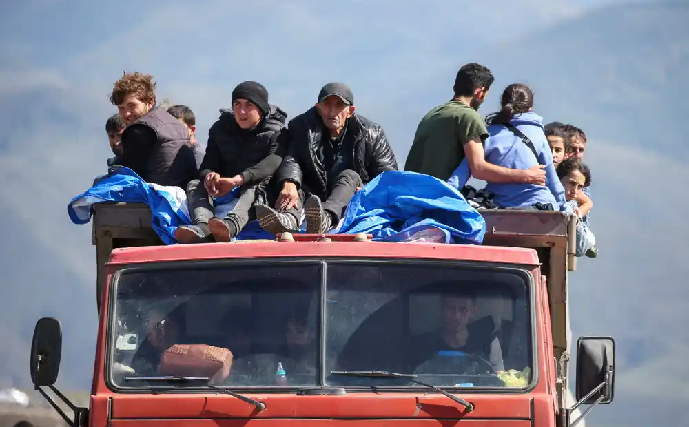 Poslednji autobus sa jermenskim izbeglicama napustio Nagorno-Karabah