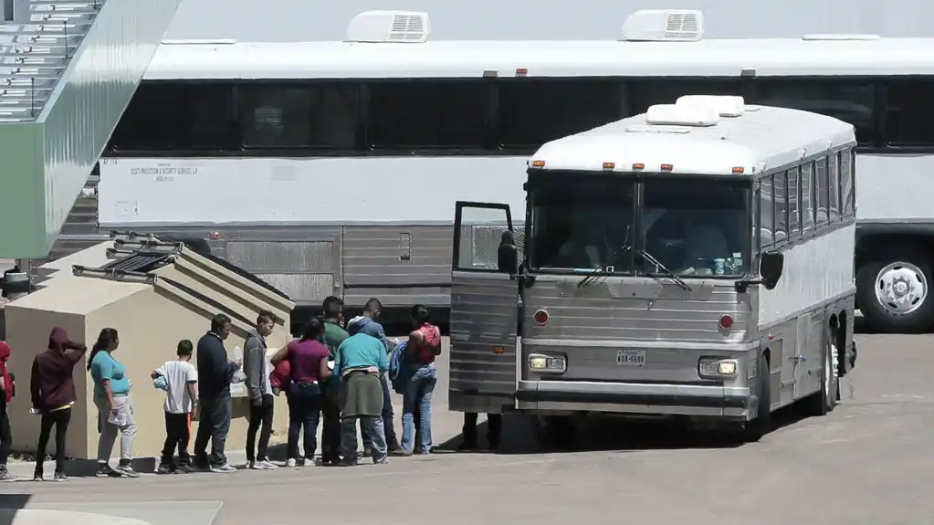 Njujork tuži više desetina kompanija za čarter autobuse zbog uloge u transportu migranata