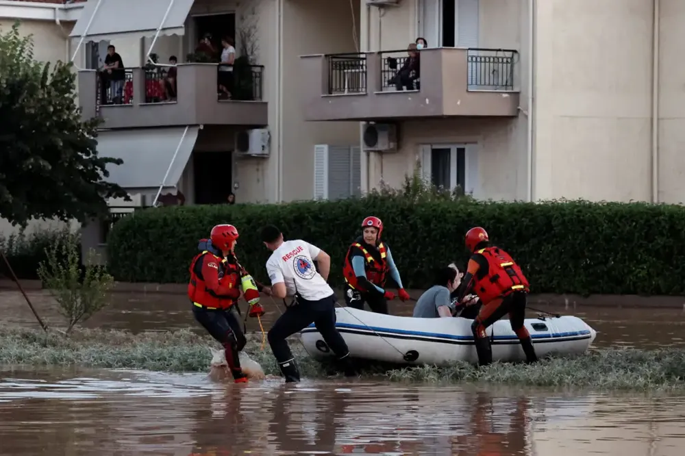 Svi državljani Srbije koji su u oblasti Piliona su na bezbednom, 11 naših turista evakuisano brodom iz Platanije