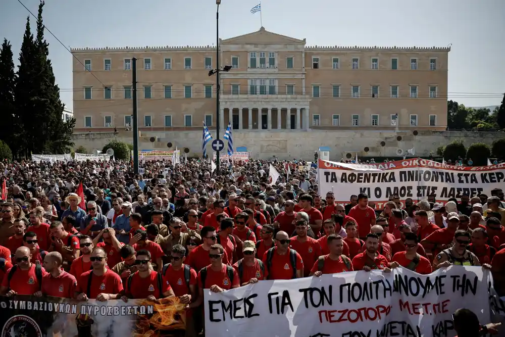 Hiljade grčkih javnih službenika u Atini protestovalo protiv izmena zakona o radu