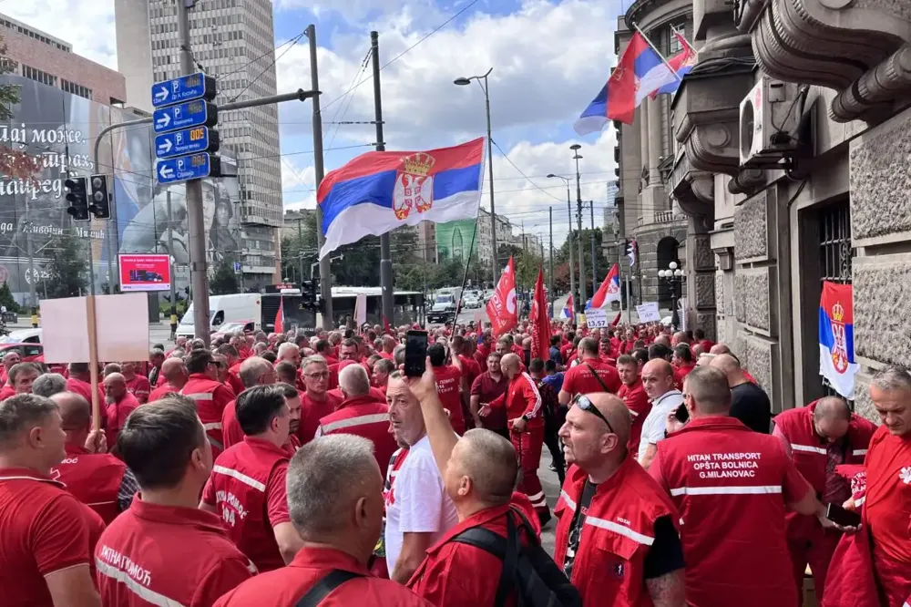 Vozači saniteta Hitne pomoći protestuju ispred Vlade Srbije