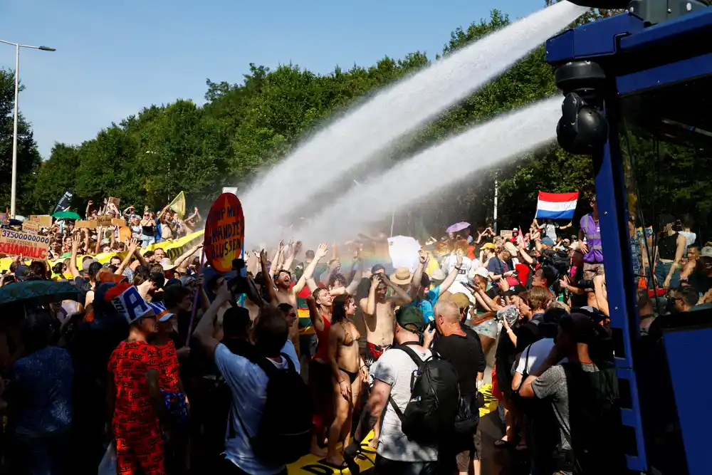 Holandska policija koristi vodene topove, privela 2.400 klimatskih aktivista