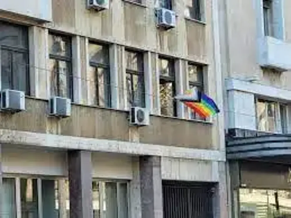 LGBT zastava ipak na zgradi Skupštine Beograda