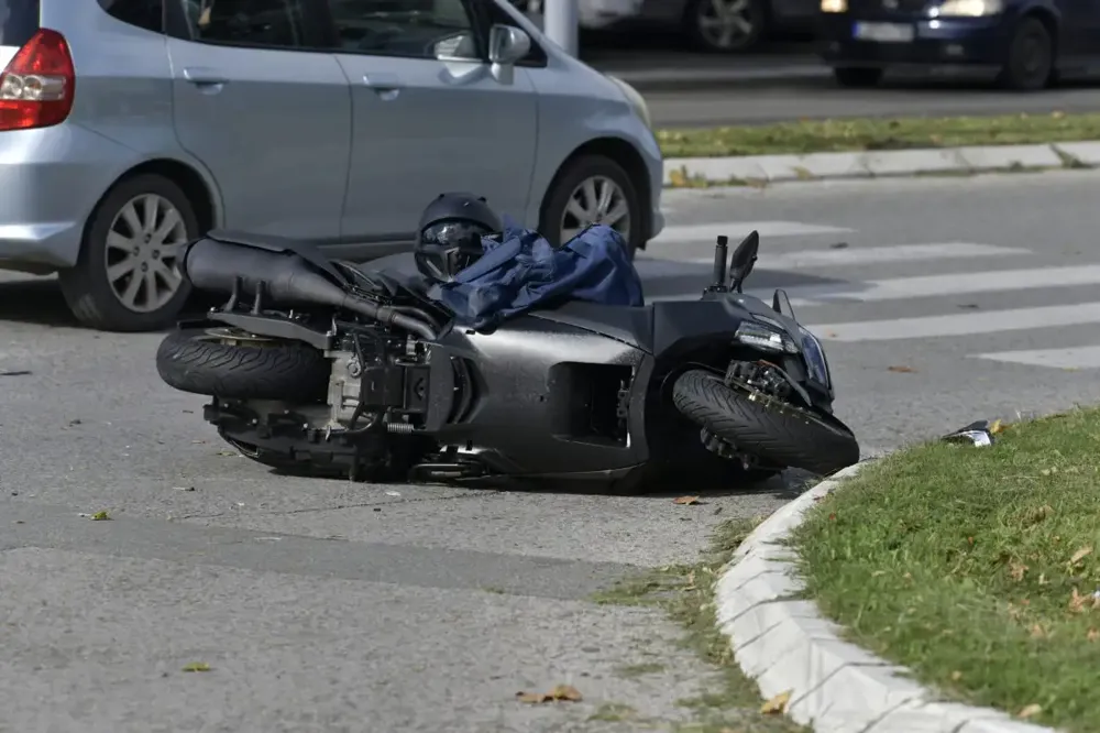 Teška nesreća u Bulevaru kralja Aleksandra: Poginuo motociklista, policajac zadobio prelome