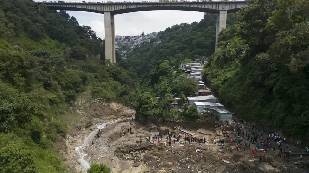 Najmanje 6 ljudi poginulo nakon što je klizište u Gvatemali odnelo kuće u reku