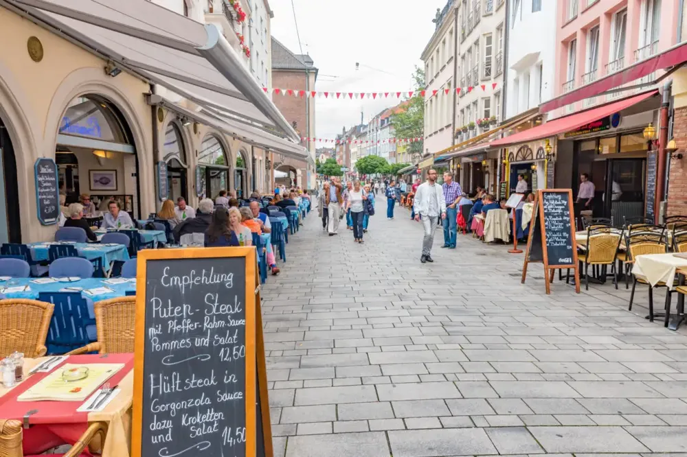 Vlasnik restorana u Nemačkoj konobarima nudi platu od 11.000 evra: “Nema radne snage”