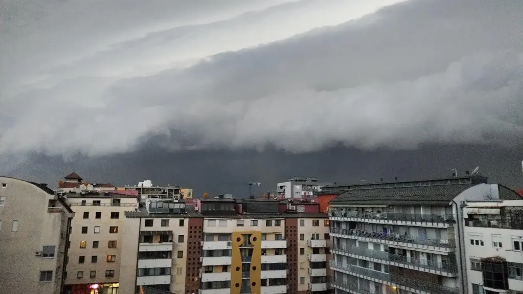 Proglašen crveni meteo alarm: Stižu obilne padavine, grad i olujni vetar