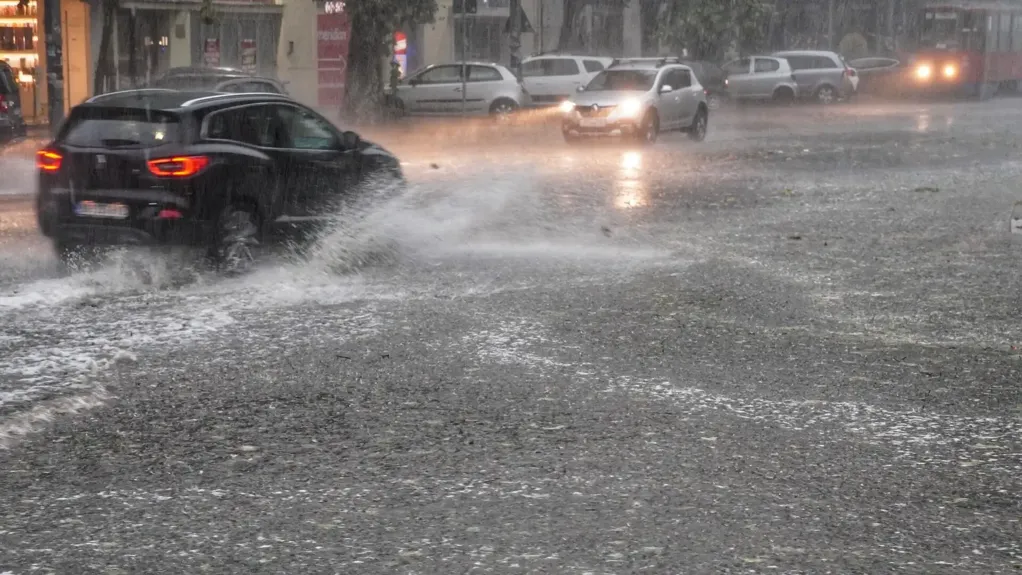 Nevreme u Novom Sadu: Pali jaki kiša i grad, ulice potopljene, delovi grada ostali bez vode