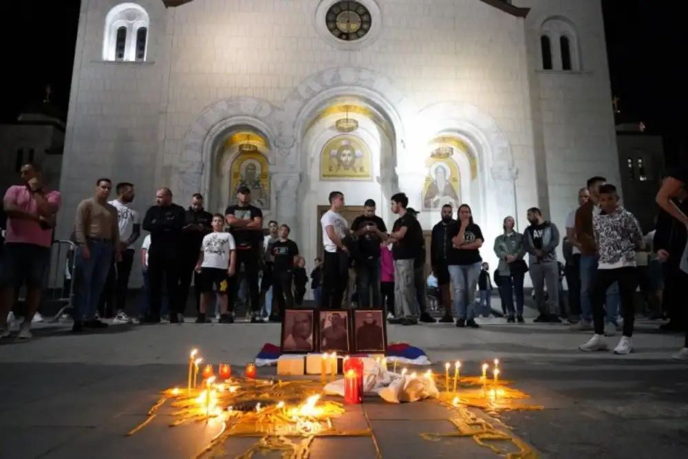 Veliki skup ispred Hrama Svetog Save u čast trojice Srba stradalih na Kosovu