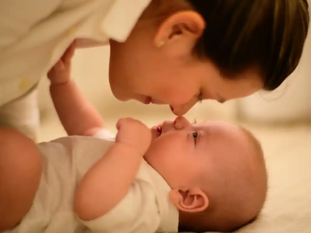 Studija pokazuje zašto bebe uče da imitiraju druge