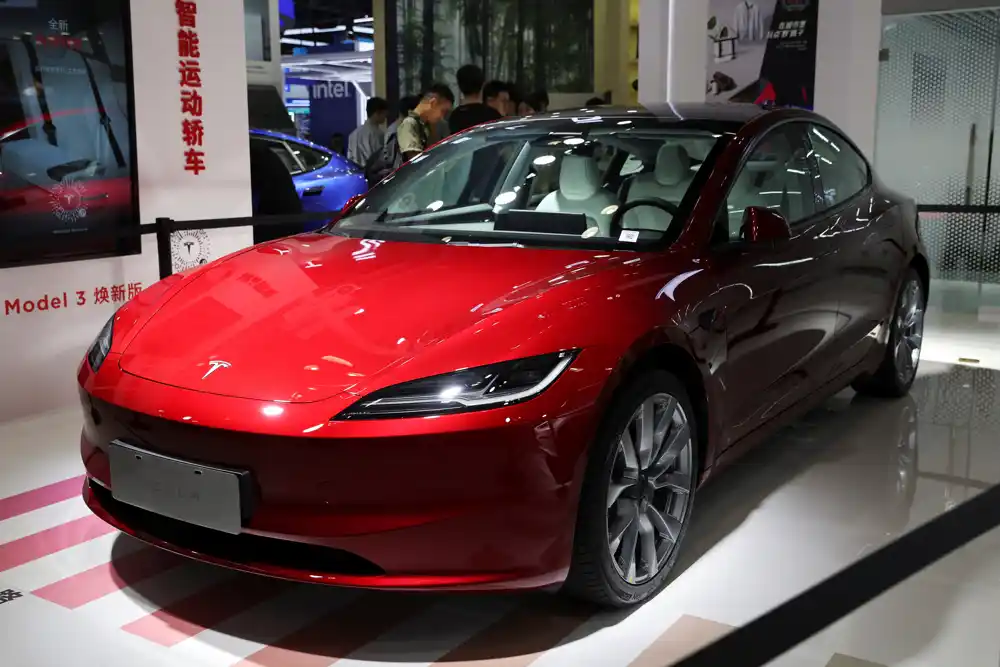 Tesla pokazuje restilizovanu limuzinu Model 3 na sajmu u Pekingu