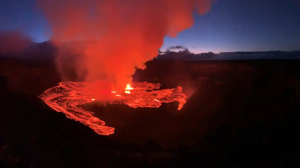 Nestrpljivi posetioci hrle da vide spektakularne fontane lave iz erupcije Kilauea na Havajima