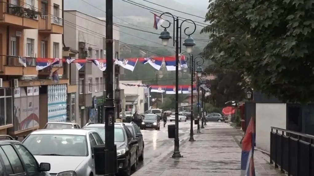 Trobojke se vijore ulicama Leposavića uoči proslave Dana srpskog jedinstva