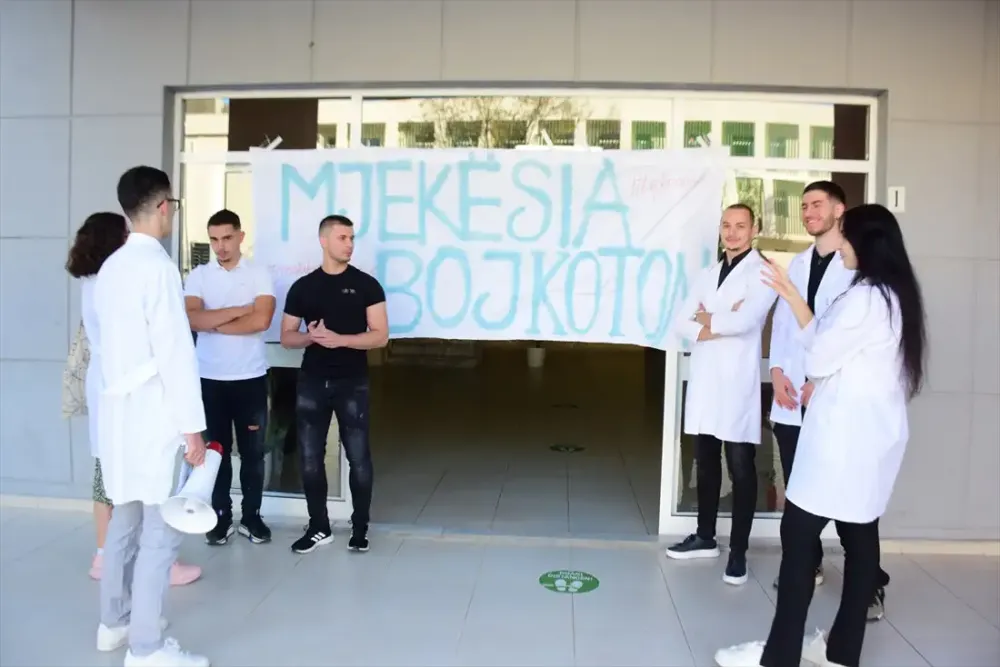 Protest studenata medicine u Albaniji: Pre diplome, pet godina moraju da rade u zemlji