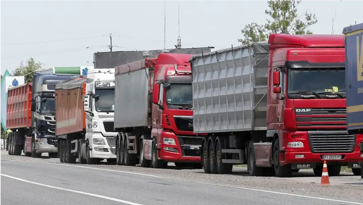 AMSS: Putnička vozila bez čekanja na granicama, kamioni čekaju do pet sati