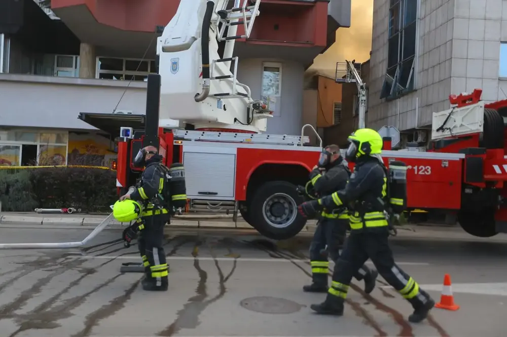 Ugašen požar u centru Banjaluke – izgoreo krov „Elektrokrajine“, vatra zahvatila deo hotela „Bosna“