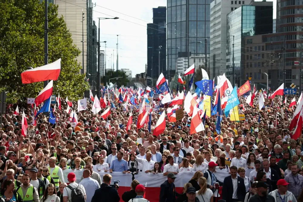 Demonstracije u Varšavi: Stotine hiljada ljudi na ulici protestuje protiv vlade