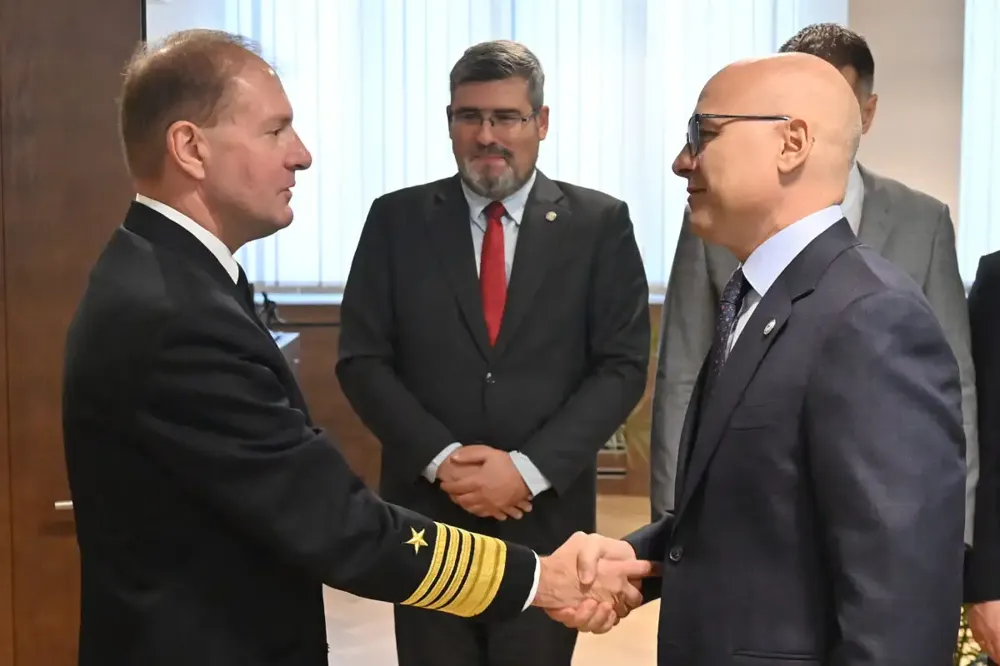 Komandant NATO sa Vučevićem: Kontinuirano pratimo situaciju