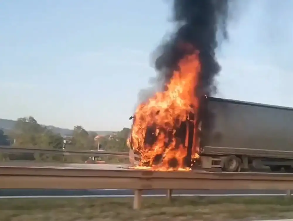 Gori kamion na auto-putu Beograd-Niš, obustavljen saobraćaj u oba smera