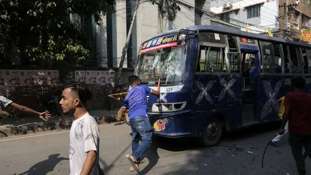 Hiljade radnika u fabrici odeće u Bangladešu izlazi na ulice tražeći bolje plate