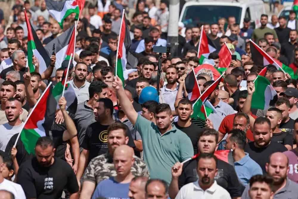 Protesti na sahrani mladića ubijenog u palestinskom naselju tokom sukoba s jevrejskim naseljenicima