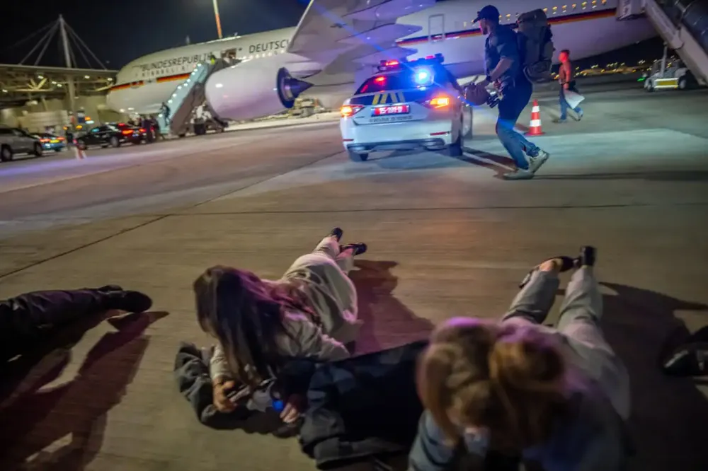 Šolcov avion evakuisan zbog raketnih napada u Izraelu, ljudi ležali na pisti