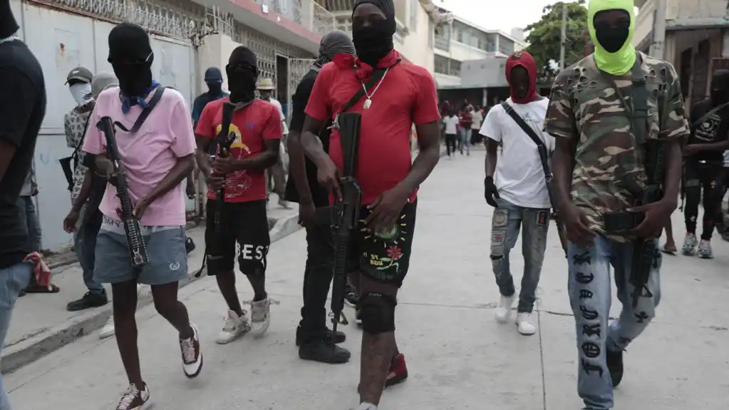 Bande vrše raciju u ključnoj zajednici u glavnom gradu Haitija, dok strah od nasilja raste