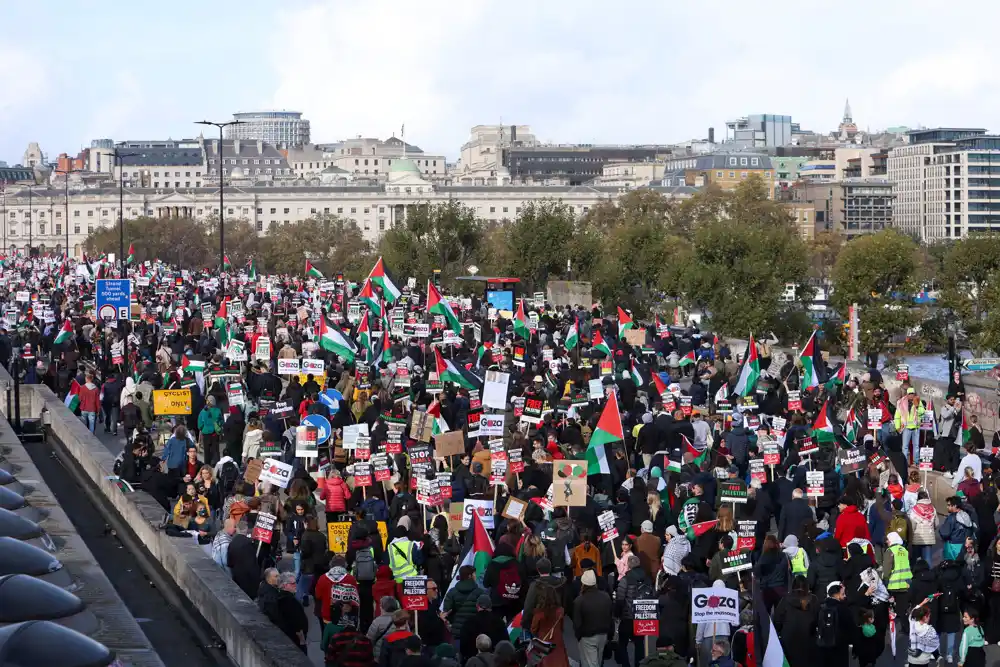 Stotine hiljada ljudi okupljaju se širom gradova u znak podrške Palestincima