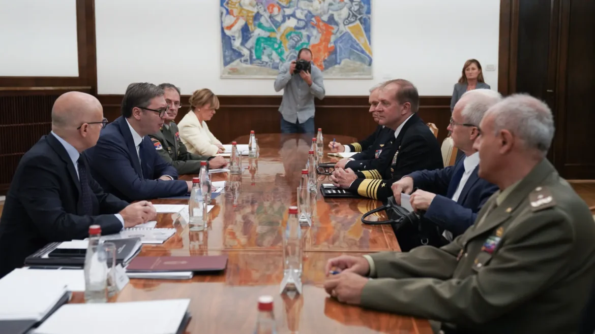 Vučić sa admiralom Mančom: Očekujemo da Kfor proaktivno sprečava narušavanje bezbednosne situacije