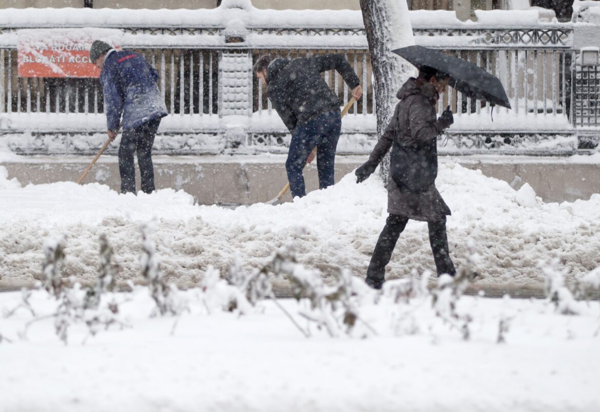 Obilne snežne padavine u Bugarskoj, dve osobe poginule, proglašeno vanredno stanje