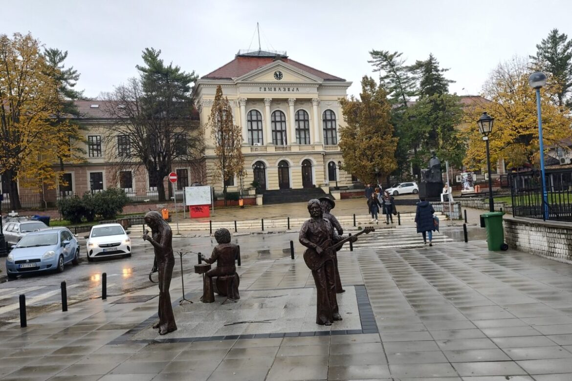 Protest prosvetara na Đačkom trgu u Kragujevcu 16. septembra