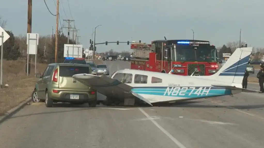 Mali avion se srušio na automobil na putu u Minesoti; pilot i vozač zadobili lakše povrede