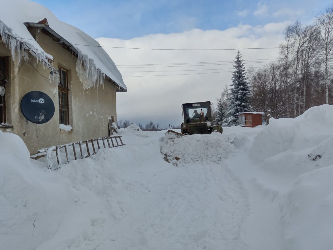 Bez struje oko 2.000 meštana u Novoj Varoši, u Crnoj Travi sve mahale zavejane