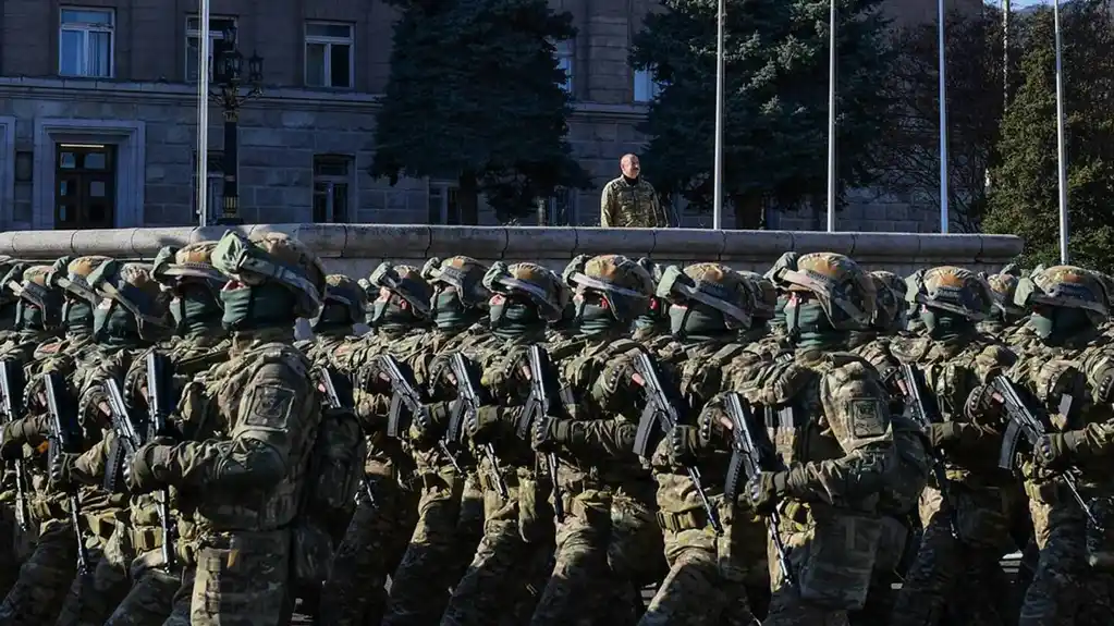 Azerbejdžanski predsednik se obraća na vojnoj paradi u Karabahu i kaže „pokazali smo celom svetu“