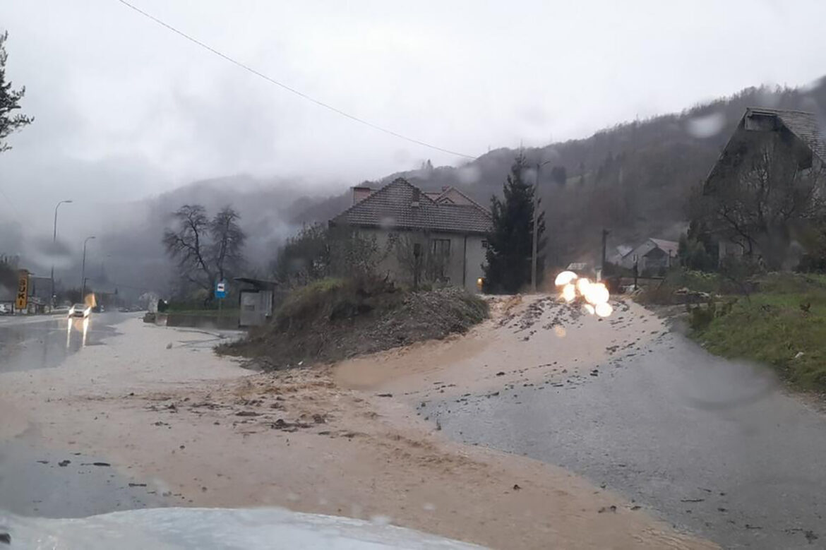 Crna Gora pod vodom: Velike poplave u tri grada, bujice na mostovima, domaćinstva bez struje