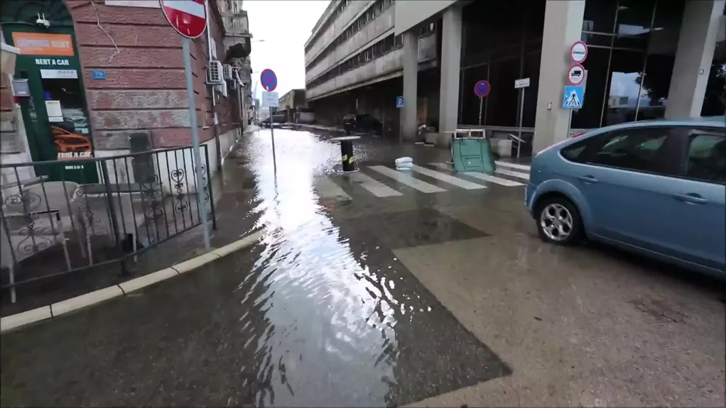 Nevreme u Dalmaciji: More ulazi u kuće, pod vodom Riva u Splitu