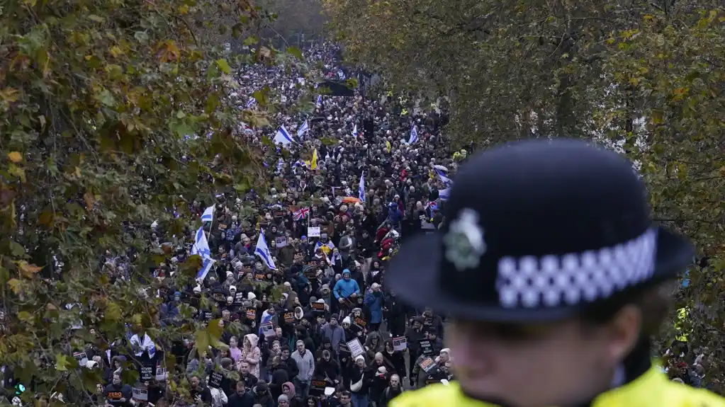 Hiljade ljudi učestvovalo u maršu protiv antisemitizma u Londonu