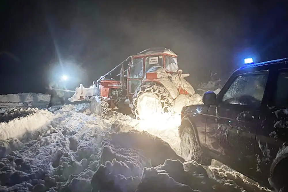 Dve osobe spasene iz zavejanog automobila u mestu Dobri Do