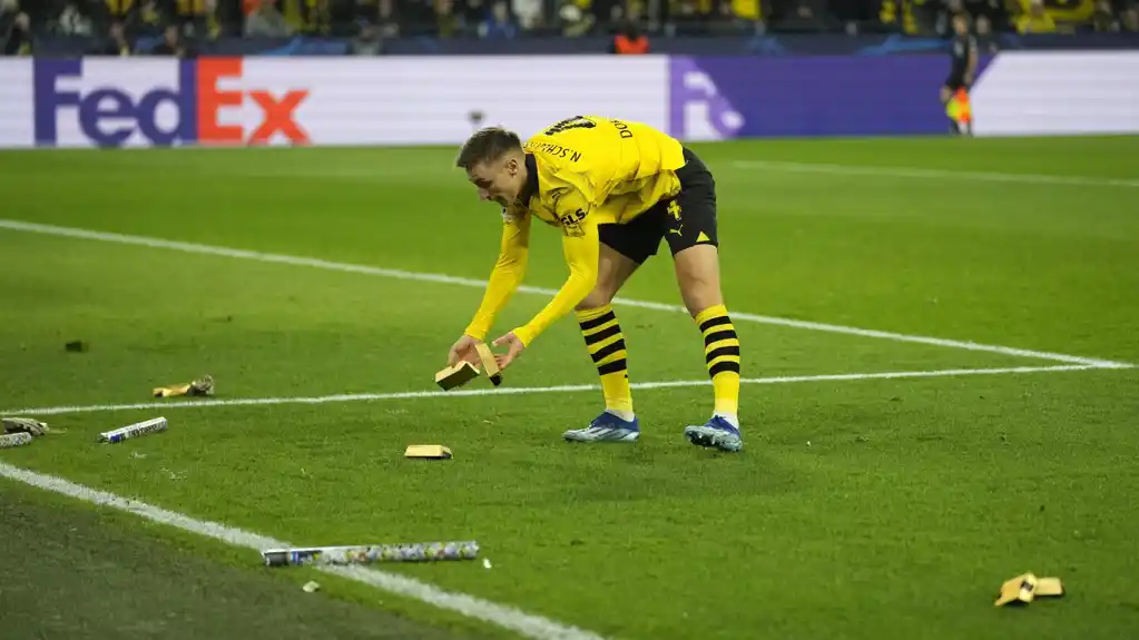 Navijači Borusije Dortmund bacaju lažni novac u znak protesta zbog planiranih reformi UEFA Lige šampiona