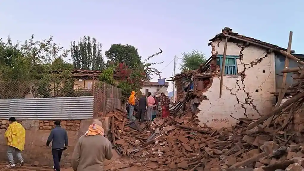 Snažan zemljotres pogodio Nepal, najmanje 157 mrtvih