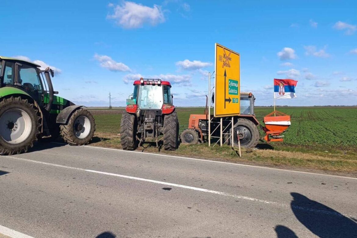 Poljoprivrednici blokirali petlju Bikovo kod Subotice i ulaz u Staru Pazovu