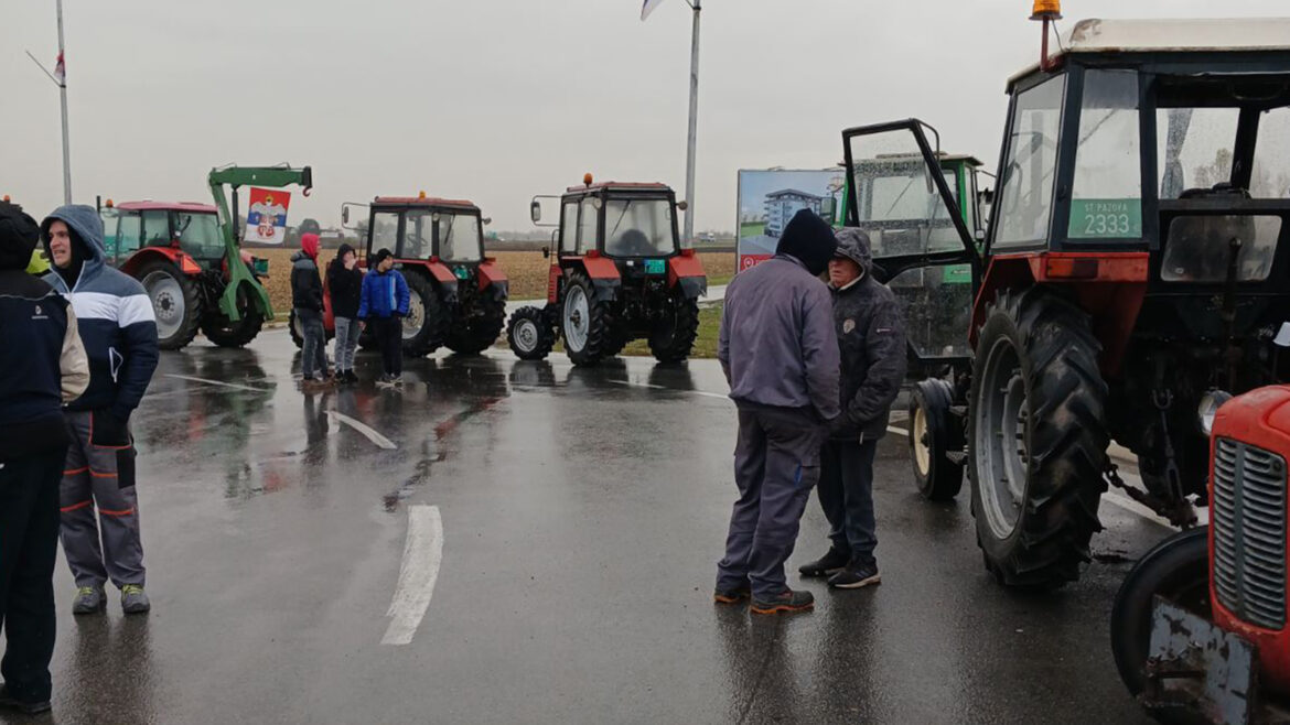 Poljoprivrednici blokirali prilaz auto-putu Beograd-Subotica kod Kaćke petlje