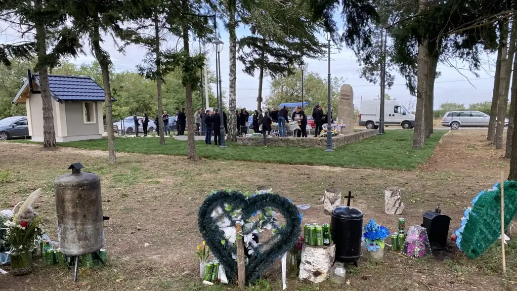 Šestomesečni pomen žrtvama masovnog ubistva u Malom Orašju i Duboni